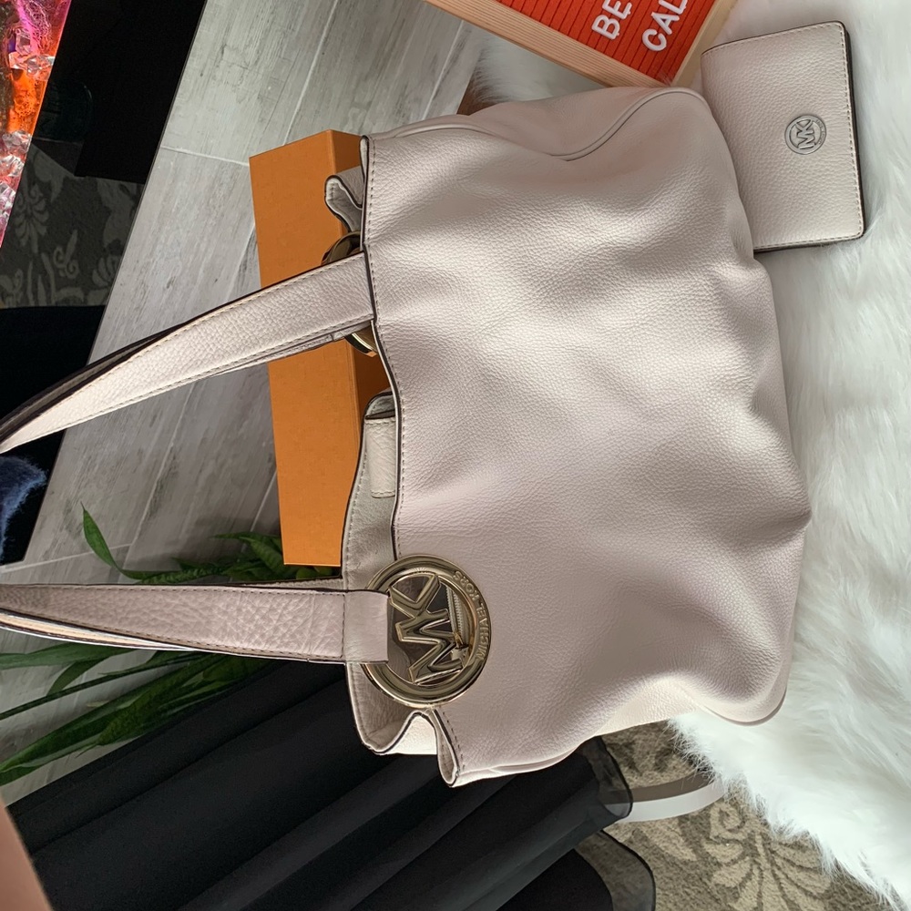 Preloved MK white leather shoulder bag with matching wallet